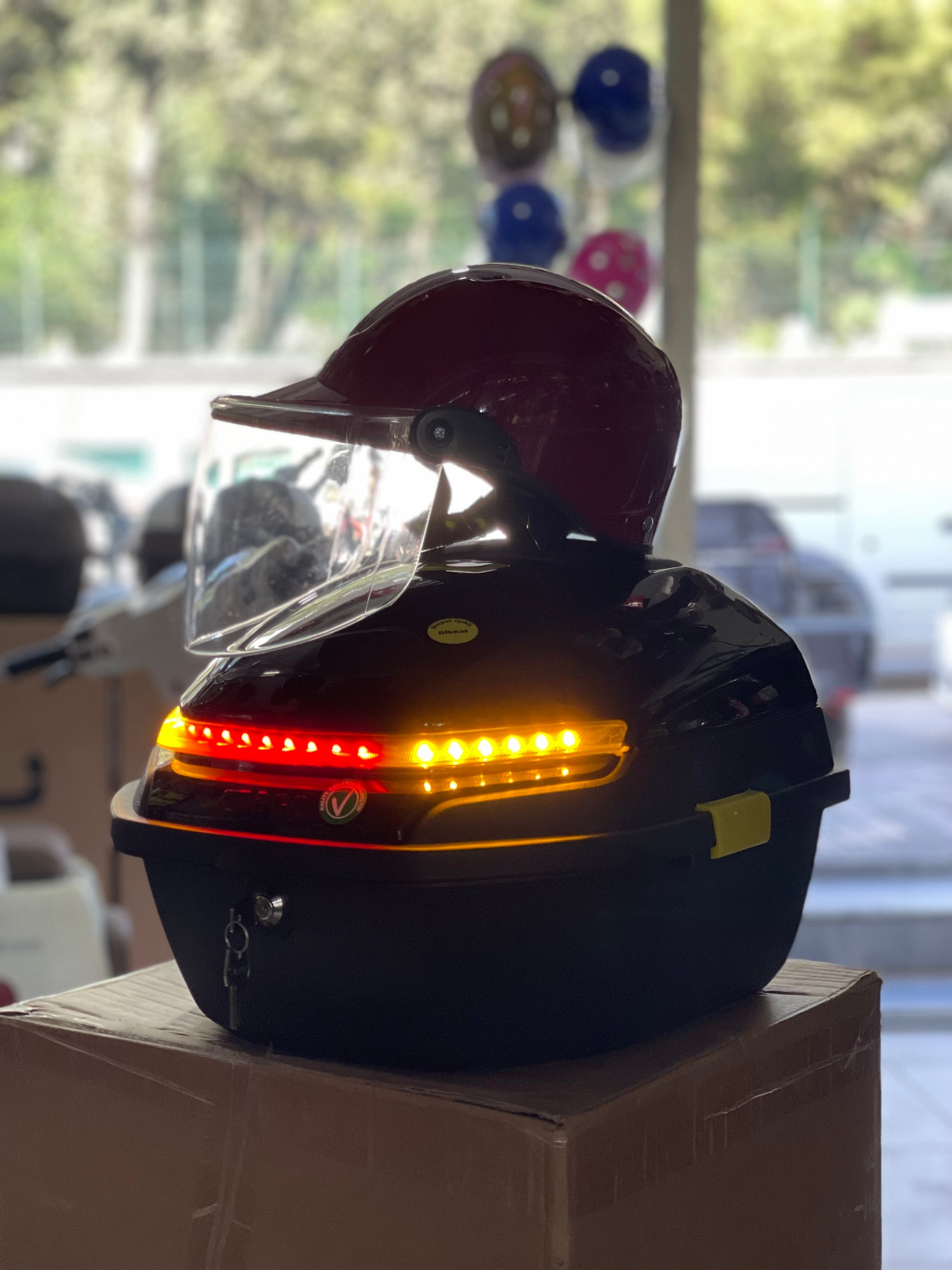 Motosiklet Çanta 35 lt. 1 adet Kask Sığar Led Işıklı